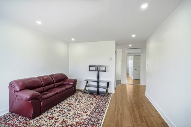 Anjou  3 b. $100/day. Apartment for rent in Anjou