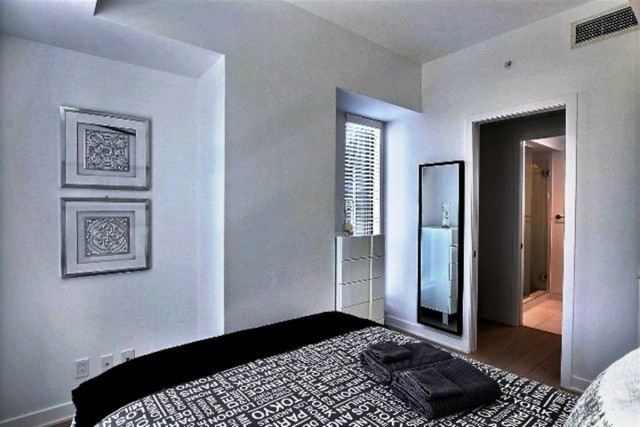 Downtown - Montreal  1 b. $100/day. Apartment for rent in Downtown - Montreal