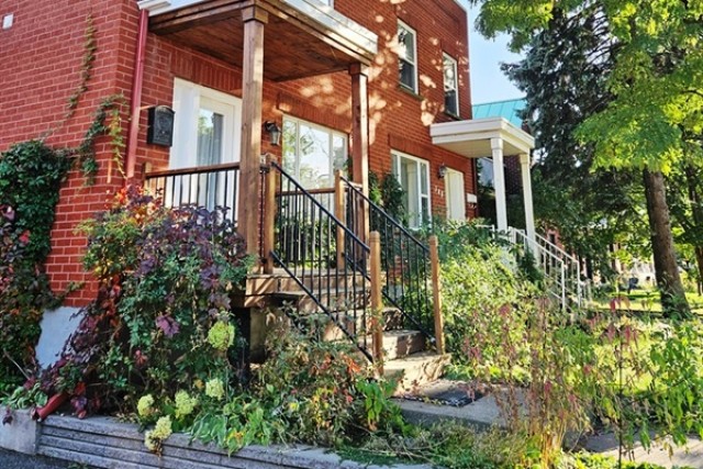 Longueuil  3 b. $110/day. Apartment for rent in Longueuil