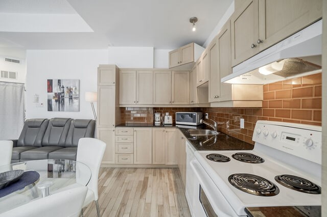 Downtown - Montreal  1 b. $78/day. Apartment for rent in Downtown - Montreal