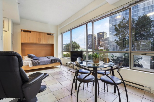 Downtown - Montreal  1 b. $62/day. Apartment for rent in Downtown - Montreal
