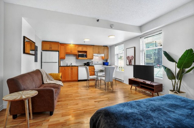 Downtown - Montreal  1 b. $78/day. Apartment for rent in Downtown - Montreal