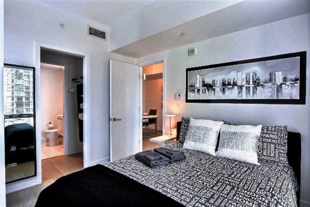 Downtown - Montreal  1 b. $100/day. Apartment for rent in Downtown - Montreal