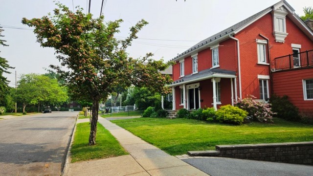 Longueuil  3 b. $90/day. Apartment for rent in Longueuil