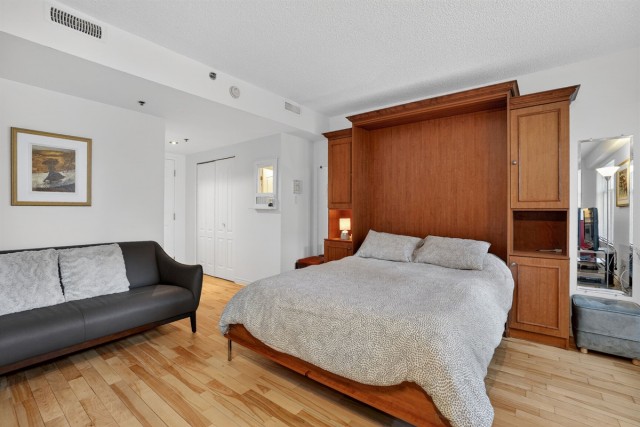 Downtown - Montreal  1 b. $78/day. Apartment for rent in Downtown - Montreal