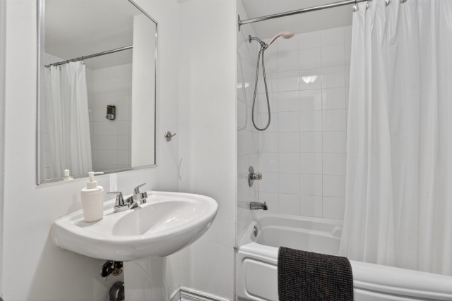 Downtown - Montreal  1 b. $78/day. Apartment for rent in Downtown - Montreal