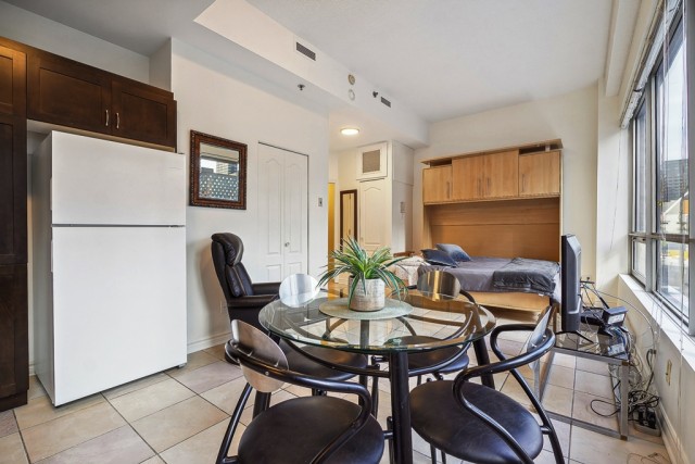 Downtown - Montreal  1 b. $62/day. Apartment for rent in Downtown - Montreal