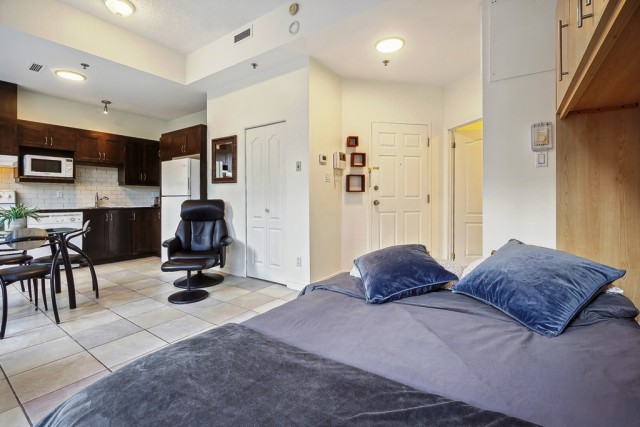 Downtown - Montreal  1 b. $62/day. Apartment for rent in Downtown - Montreal