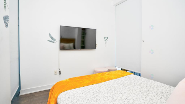 Quartier latin and south-central  1 b. $96/day. Apartment for rent in Quartier latin and south-central