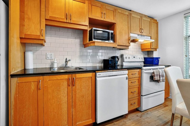 Downtown - Montreal  1 b. $78/day. Apartment for rent in Downtown - Montreal