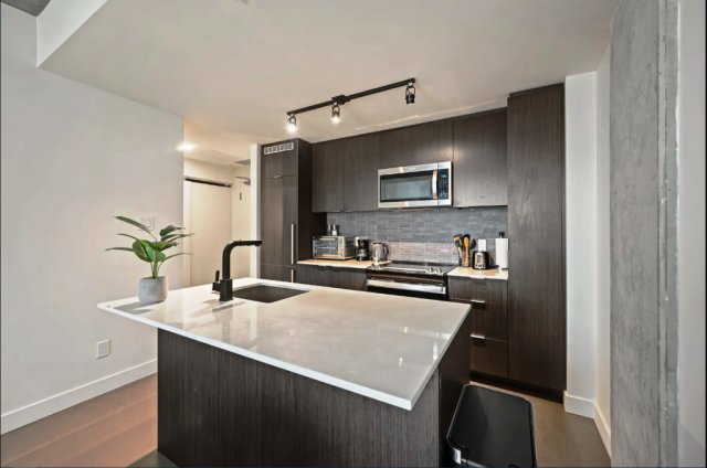 Ville-Saint-Laurent  1 b. $100/day. Apartment for rent in Ville-Saint-Laurent