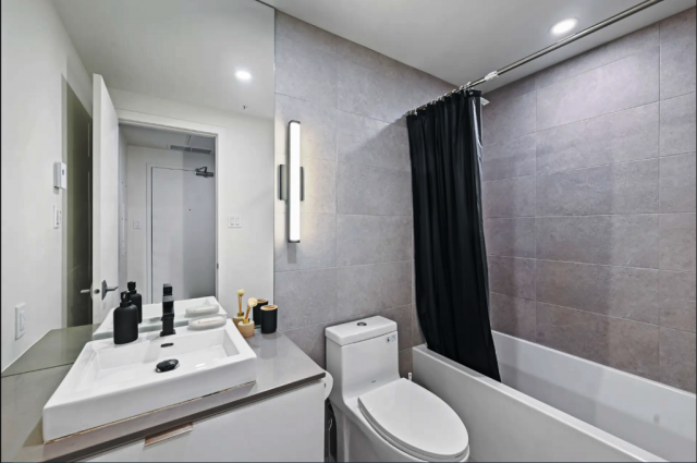 Ville-Saint-Laurent  1 b. $100/day. Apartment for rent in Ville-Saint-Laurent