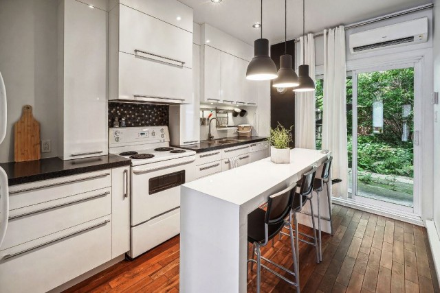 Quartier latin and south-central  1 b. $67/day. Apartment for rent in Quartier latin and south-central