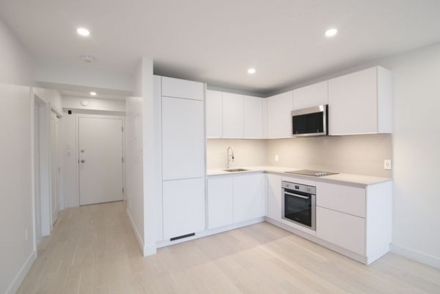 Cote-Saint-Luc Apartment 2 b. $1,995/month. Apartment for rent in Cote-Saint-Luc