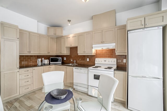 Downtown - Montreal  1 b. $78/day. Apartment for rent in Downtown - Montreal