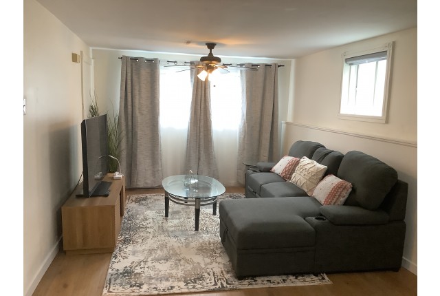 Longueuil Plex 1-2 b. $1,400/month. Apartment for rent in Longueuil