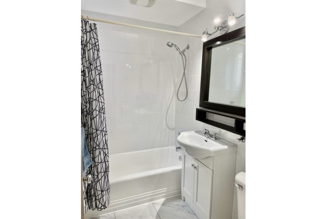 Cote-des-Neiges Plex 4+ b. $2,850/month. Apartment for rent in Cote-des-Neiges