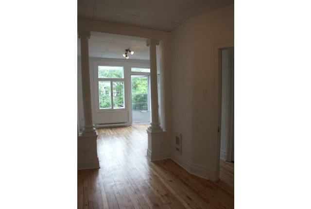 Plateau Mont-Royal Plex 2 b. $1,700/month. Apartment for rent in Plateau Mont-Royal