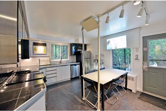 Cote-des-Neiges Plex Single rm $1,200/month. Apartment for rent in Cote-des-Neiges
