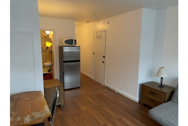 Park-Extension Apartment Studio $850/month. Apartment for rent in Park-Extension