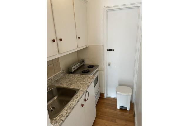 Park-Extension Apartment Studio $850/month. Apartment for rent in Park-Extension