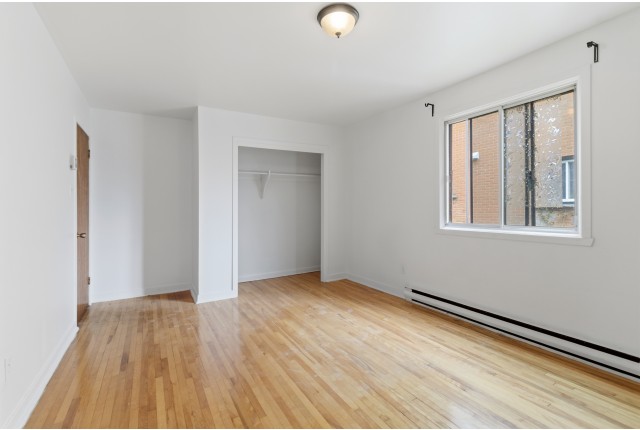 Longueuil Plex 3 b. $1,495/month. Apartment for rent in Longueuil