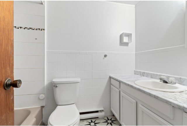 Longueuil Plex 3 b. $1,495/month. Apartment for rent in Longueuil