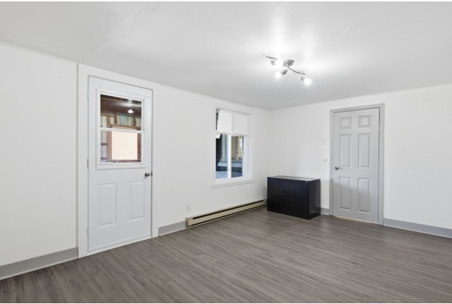 Autre commercial (4907 pi2) Ville-&Eacute;mard et Côte-Saint-Paul 3 000 $/mois. Appartement à louer Ville-&Eacute;mard et Côte-Saint-Paul